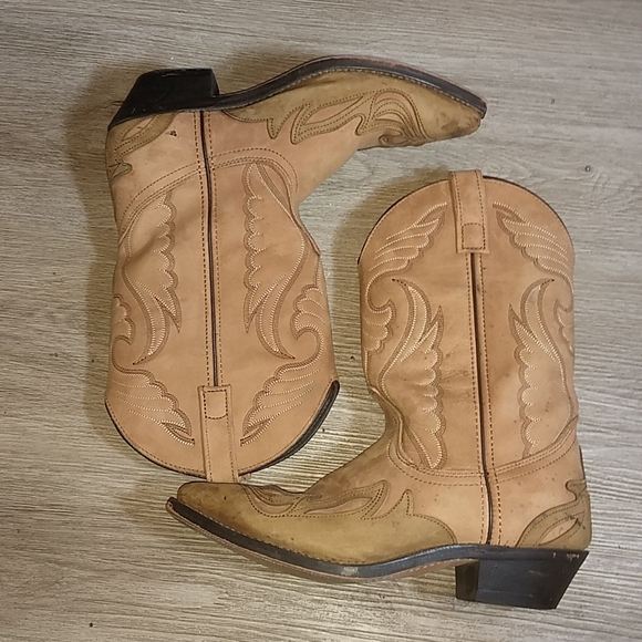 Ladies buckskin color leather boots. Sz.9.5 - Picture 2 of 10